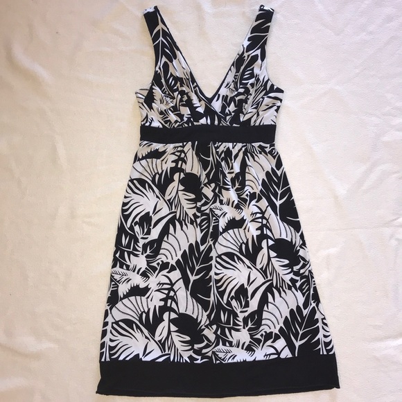 CITY TRIANGLES | Abstract Hawaiian Floral Dress - Picture 7 of 8